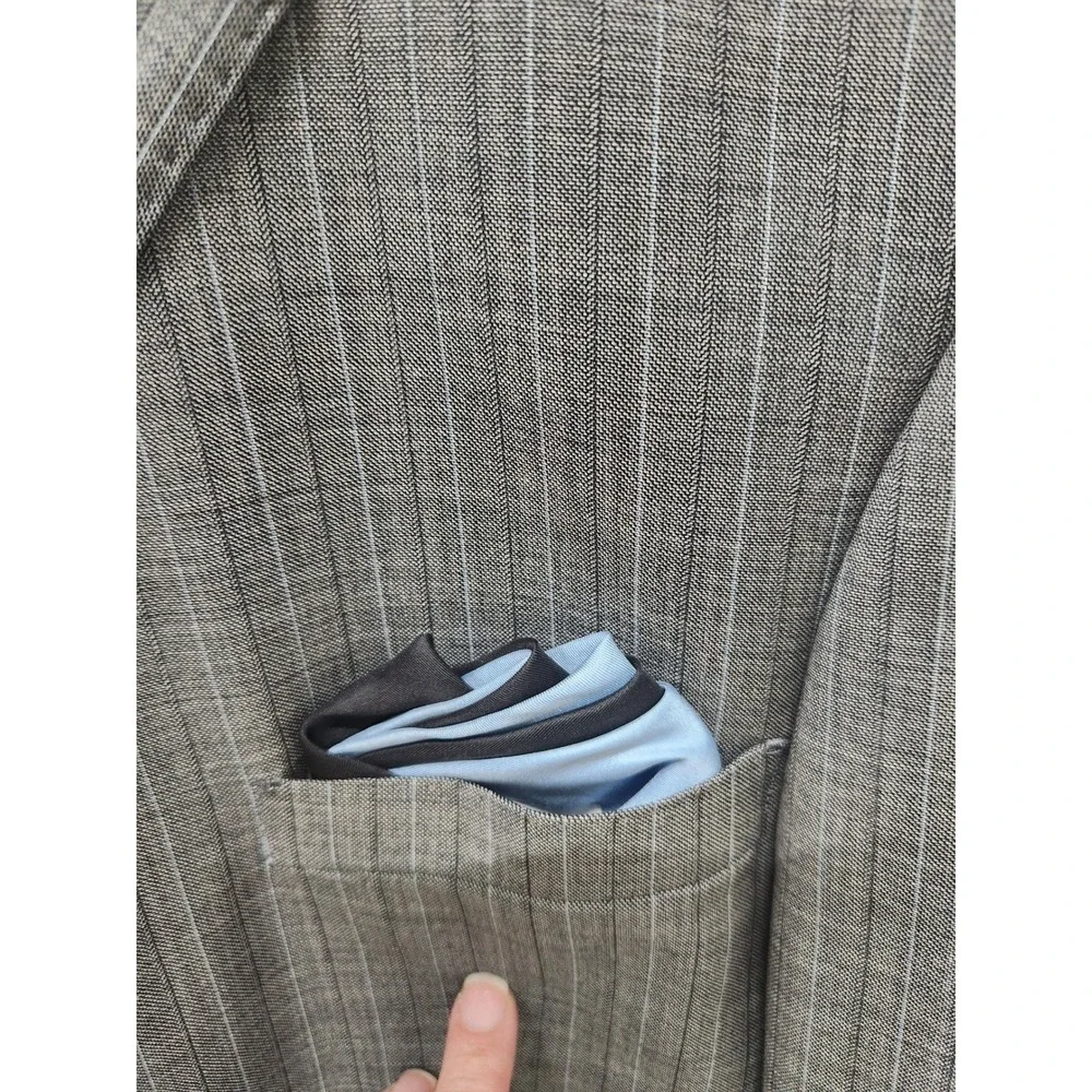 Versini Mens Gray Pinstripe 2 Piece Suit